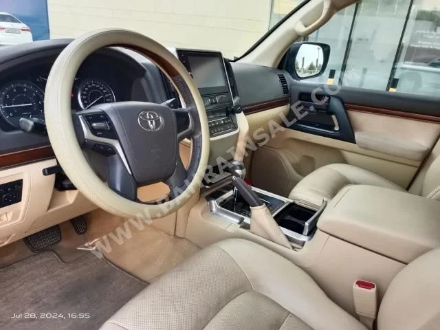 Toyota Land Cruiser GXR 2016 SUV Automatic 8 116,000 4WD White Gasoline